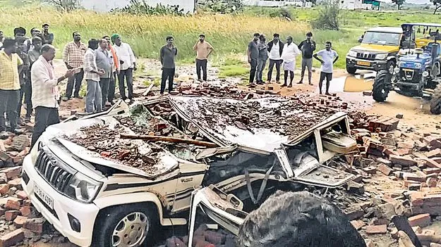 కారుపై కూలిన గోడ.. ఇద్దరి దుర్మరణం