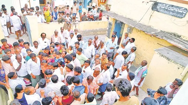 తాగునీరందక.. ఇంజనీర్ల నిర్బంధం