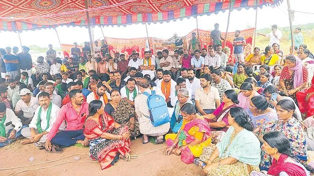 పోలీసుల కళ్లలో కారం చల్లి..