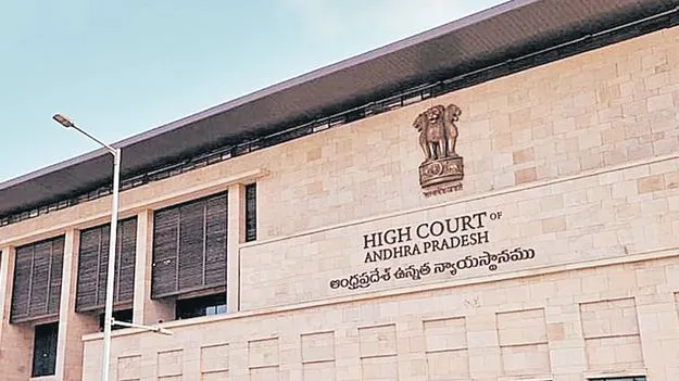 బాధితురాలినే బెదిరిస్తారా?