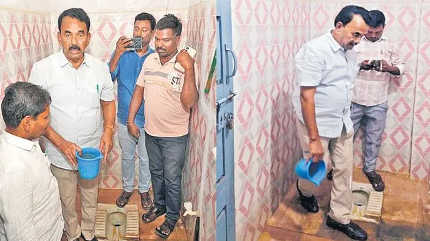 మరుగుదొడ్డిని శుభ్రం చేసిన మంత్రి జూపల్లి 