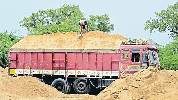 ఇసుక అక్ర మతవ్వకాల కేసులో ఈడీ సోదాలు 