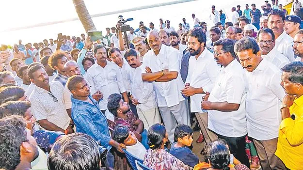 మత్స్యకారుల కోసం గాలింపు ముమ్మరం