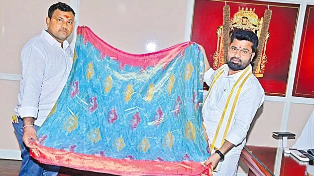 బెజవాడ దుర్గమ్మకు అగ్గిపెట్టెలో చీర!