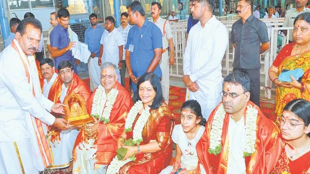 కాణిపాక వినాయకుణ్ణి దర్శించుకున్న సీఈసీ