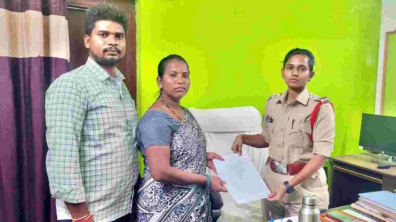 ప్రభుత్వ ఉద్యోగం ఇప్పిస్తామని  5 లక్షల టోకరా!