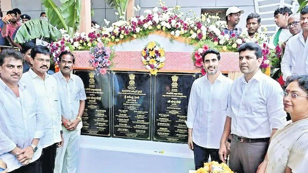 రైల్వే స్టేషన్ల అభివృద్ధిలో ‘డబుల్‌ ఇంజన్‌ స్పీడ్‌’