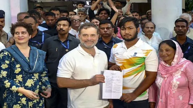 పోలీస్‌ స్టేషన్‌లో రాహుల్‌ ధర్నా 