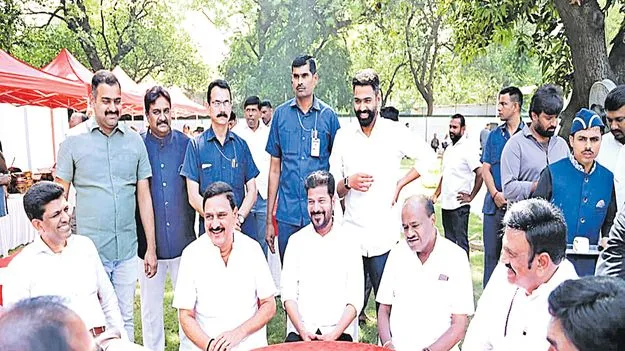 కేంద్రమంత్రి అల్పాహార విందులో సీఎం 