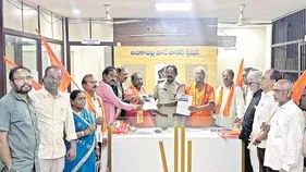 సినీ నటుడు ప్రకాశ్‌రాజ్‌పై బీజేపీ, ఆర్‌ఎస్ఎస్‌ నేతల ఫిర్యాదు