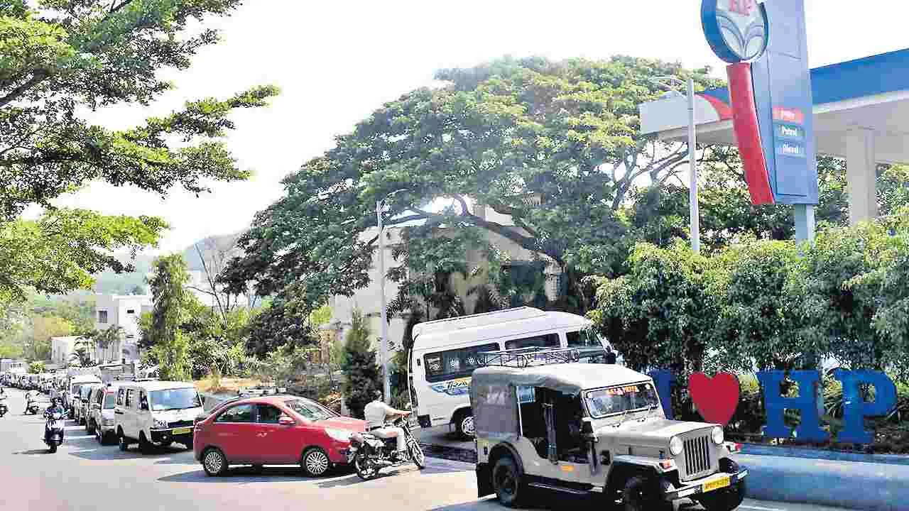 తిరుమలలో బంకుల మూత.. భక్తుల ఇబ్బందులు