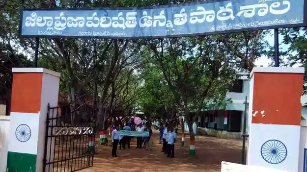 పాఠశాలకు 4.25 కోట్ల విరాళం