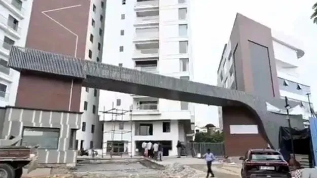 హుస్సేన్‌ సాగర్‌ ఎఫ్‌టీఎల్‌లో ఆకాశ హర్మ్యాలు