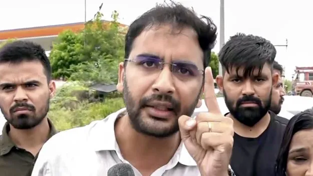 సర్కారు బడి తనిఖీకి వెళ్లిన సీజేపీ బృందంపై దాడి