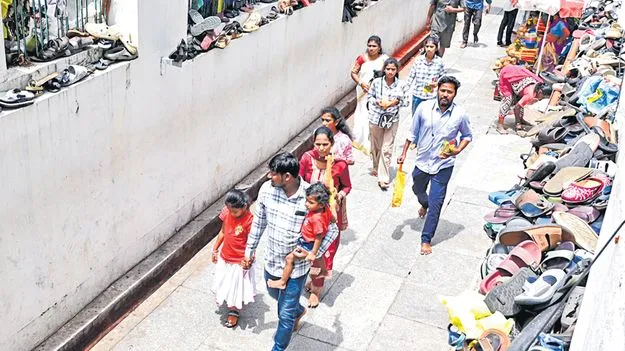 అలిపిరిలో కుప్పలుగా పాదరక్షలు