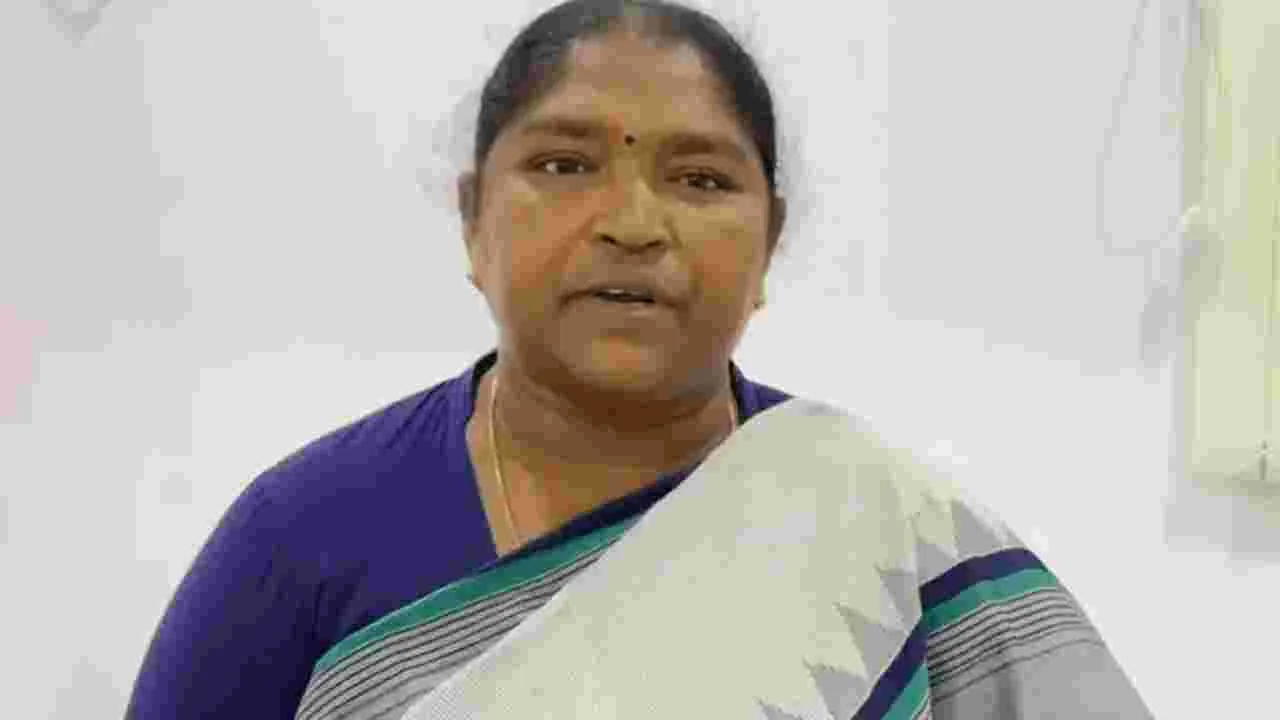 మేడారంలో గాయపడిన బాలుడి తల్లికి ఉద్యోగం