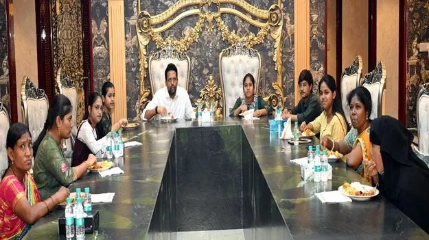 ఉత్తమ టెన్త్‌ విద్యార్థులకు మంత్రి టీజీ భరత్‌ విందు