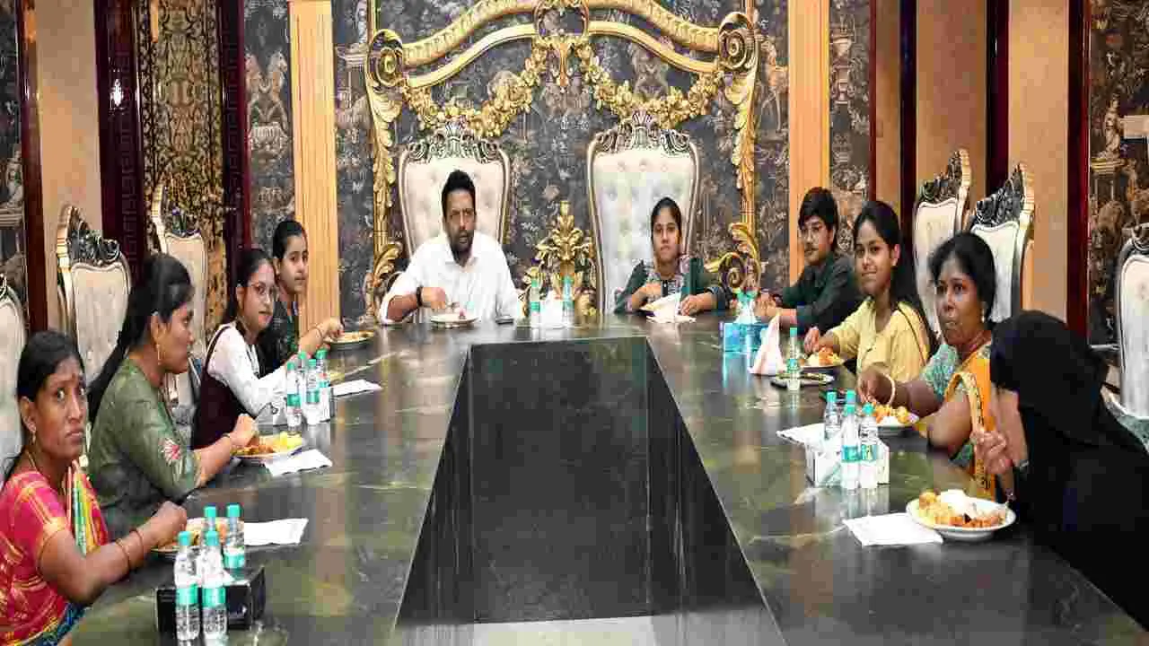 ఉత్తమ టెన్త్‌ విద్యార్థులకు మంత్రి టీజీ భరత్‌ విందు