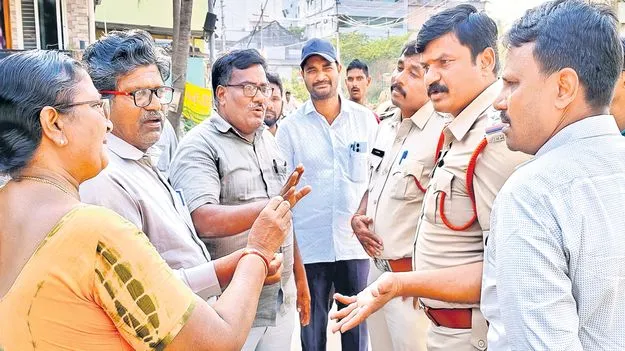 ఆలయంపై నాలుక మడతేసి..