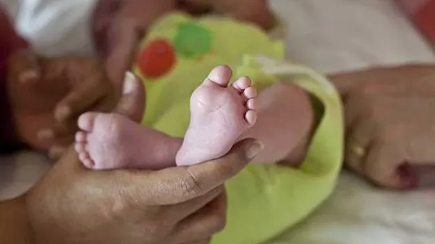 భార్యనూ తల్లినీ బెదిరించి..50 వేలకు కన్నబిడ్డ అమ్మకం