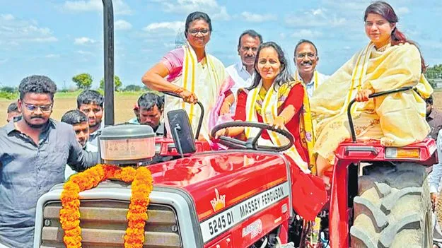 నంద్యాలలో ట్రాక్టర్‌తో భూమి దున్నిన ఎంపీ  శబరి