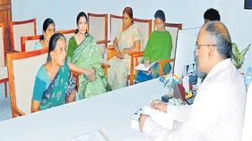 నా కొడుకు బూడిద ఇవ్వండి... లేకపోతే ఆత్మహత్య చేసుకుంటా 