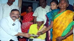 చొక్కాకు చిరుగులు.. కళ్లనిండా నీళ్లు 