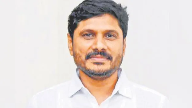 గ్రాఫిక్‌ ఫొటోలతో సీఎంపై దాడి కేసులో.. వైసీపీ సోషల్‌మీడియా చీఫ్‌ శ్రీహరి అరెస్టు