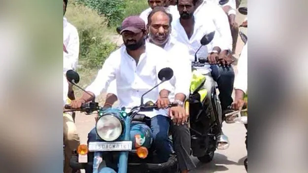 కాన్వాయ్‌ పక్కన పెట్టి.. బైక్‌పై పర్యటన
