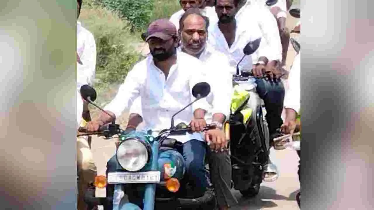 కాన్వాయ్‌ పక్కన పెట్టి.. బైక్‌పై పర్యటన