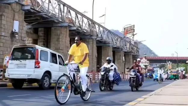 నో వెహికిల్‌డే... సైకిలెక్కిన మంత్రి నిమ్మల