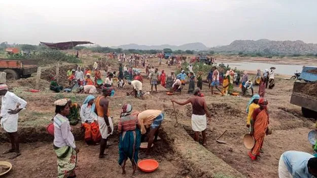 ఉపాధి శ్రామికుడికి యాప్‌ షాక్‌!