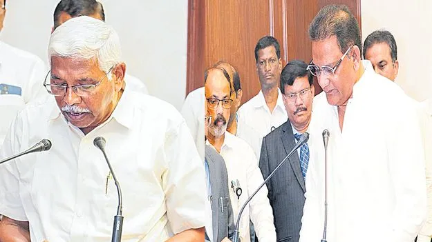 ఎమ్మెల్సీలుగా అజారుద్దీన్‌, కోదండరాం ప్రమాణ స్వీకారం