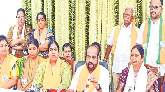 మహిళా రిజర్వేషన్‌ బిల్లును అడ్డుకోవడం మహాపాపం