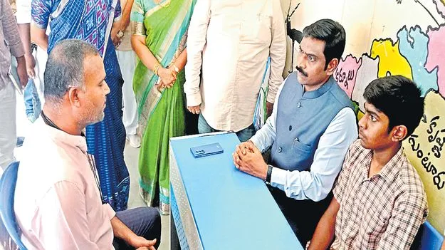 మాస్టారూ.. మావాడు ఎలా చదువుతున్నాడు! 
