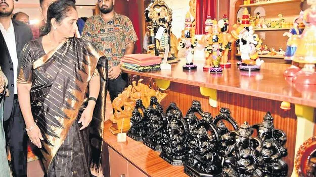 చేనేతలో ఏపీని నంబర్‌ వన్‌గా నిలుపుతాం
