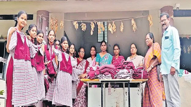 పంద్రాగస్టు నాటికి యూనిఫారాలు