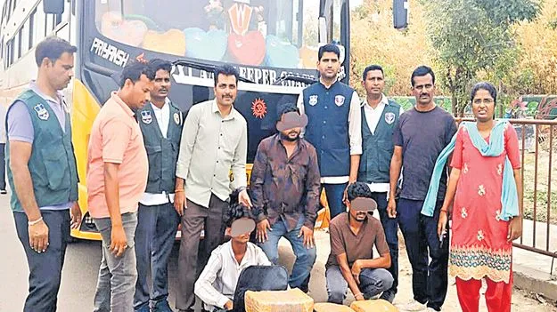 ప్రైవేటు ట్రావెల్స్‌ బస్సులో గంజాయి స్మగ్లింగ్‌