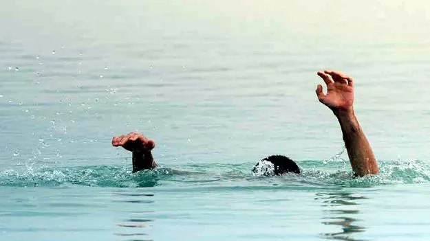 సముద్ర స్నానానికి వెళ్లి ఇద్దరు గల్లంతు