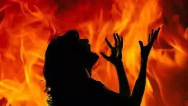 ఒంటికి నిప్పంటించుకుని రోడ్డుపైకి..