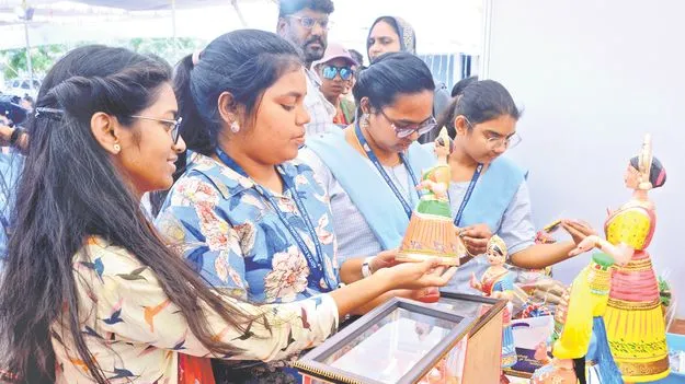 కొండపల్లి బొమ్మ భళా!