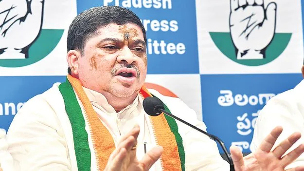 రక్తం ప్యాకెట్లతో రాజకీయం అవసరం లేదు