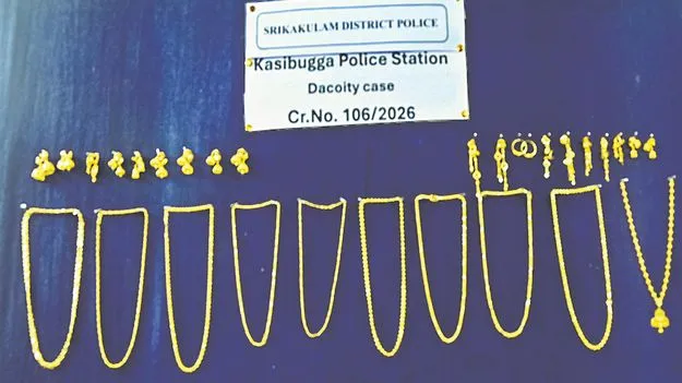 జీఎస్టీ అధికారులమంటూ వచ్చి దోచేశారు 
