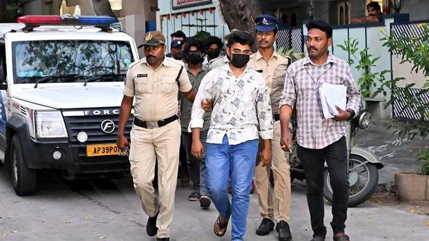 ‘బెనెక్స్‌’లో ఇంకెంతమంది ఉన్నారు?