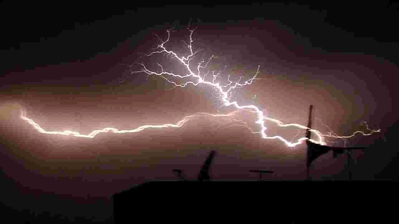 పిడుగులు పడి ఇద్దరు మృతి