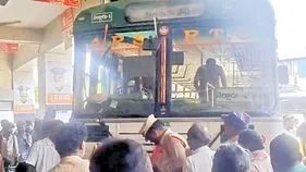 ప్రయాణికులపైకి దూసుకొచ్చిన బస్సు