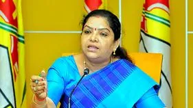 కాపు వ్యక్తి చనిపోతే పవన్‌పైకి ఎందుకు వెళ్తారు?: సంధ్యారాణి