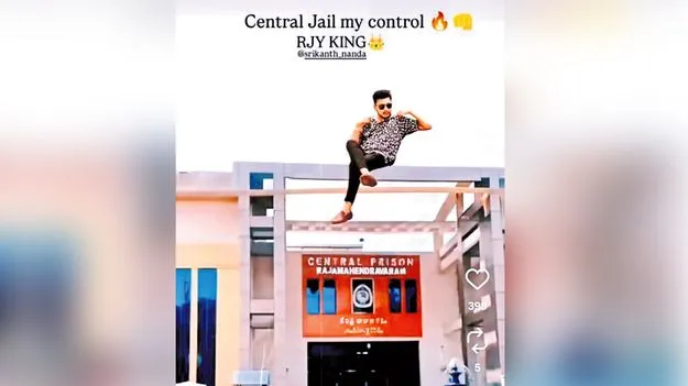 కాలుమీద కాలేసుకుని.. కాలర్‌ ఎగరేస్తూ..