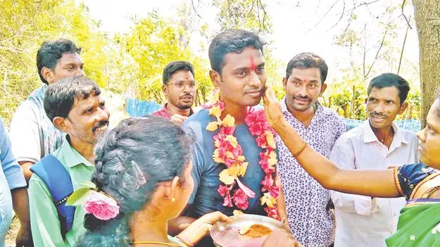  కాలినడకన పోలవరం తొలి కలెక్టర్‌ 