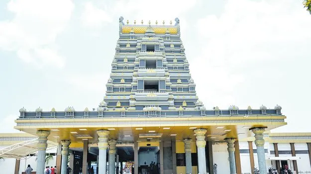 గుడిని తలపించేలా..!
